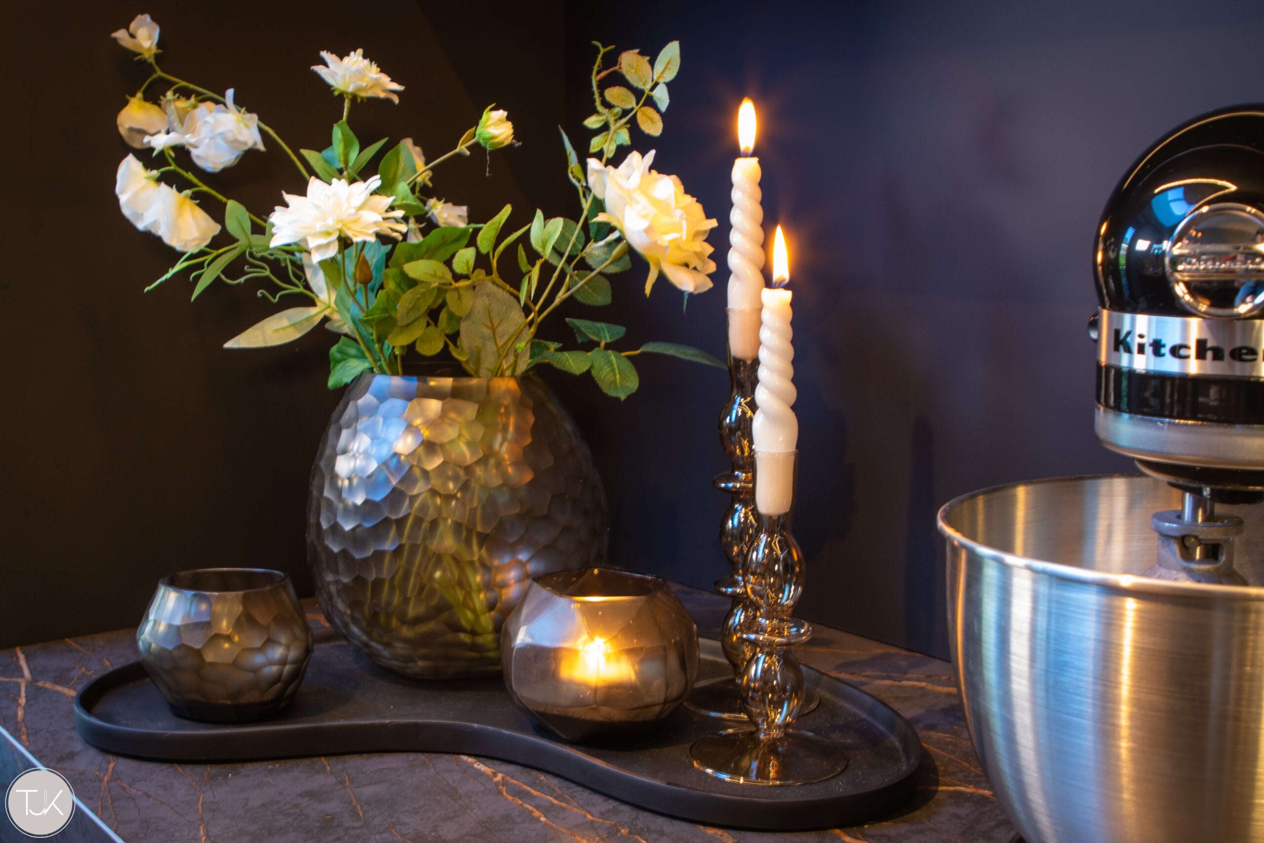 accessoires-woondecoratie-kaarsen-totaalinrichting-inrichting-maatwerk-consoletable-kleurenadvies-stylingadvies-sierkussens-claudi-tjkinterior-interieur-inrichting-brons-pillows-verlichting-advies-styling-interiordesign-bombyxx-kaarsen-candle-tealight-amazez