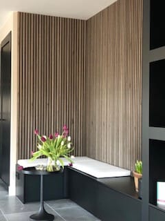 maatwerk-vakkenkast-zitmeubel-zwart-eikendecor-project-nieuwbeijerland-tjkinterior-interiorstyling-totaalproject-woninginrichting-eersel-carpet-maatwerkkussens-interieurdesign-interieurontwerp-goudenornament-woodslats-woodupp-tulpen