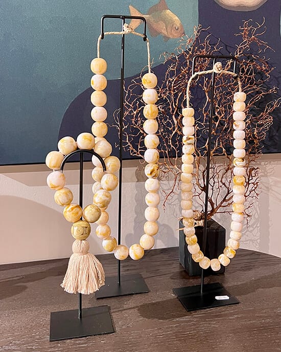 kralen-ketting-beige-standaard-tjkinterior